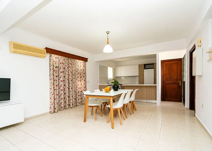 Kotsias Corallia * Coral Bay